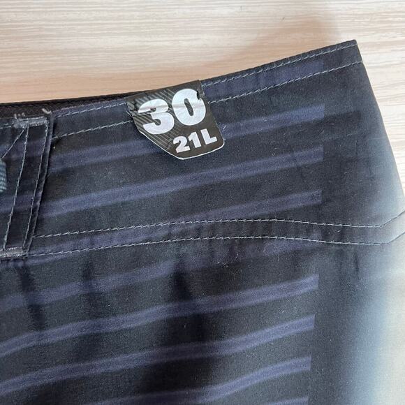 OAKLEY 10.5" Board and Surf Shorts in Black & Gray Men's 30 Waist - Picture 9 of 13